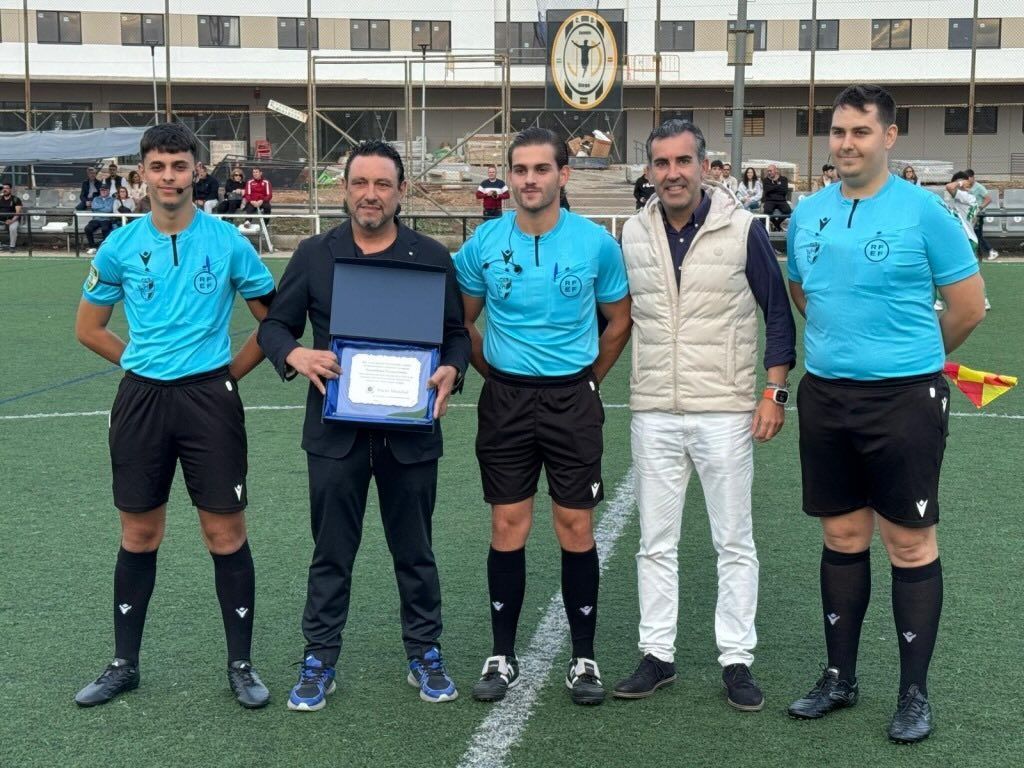 Entrega de la placa de reconocimiento al apoyo del deporte local en Córdoba